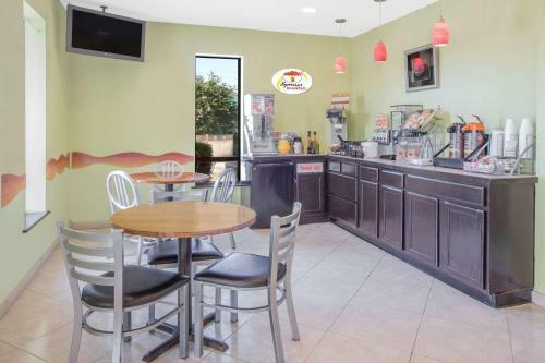 Motel Super 8 By Wyndham Clarksville Ar
