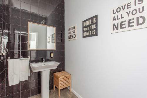 Hostal Emporium Lisbon Suites