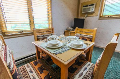 Smoketree Lodge