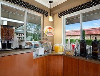 Motel Super 8 Martinez