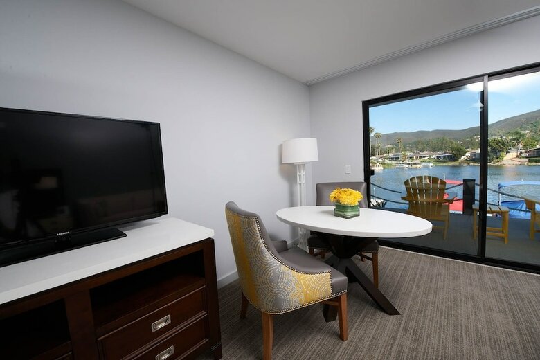 Lakehouse Hotel And Resort