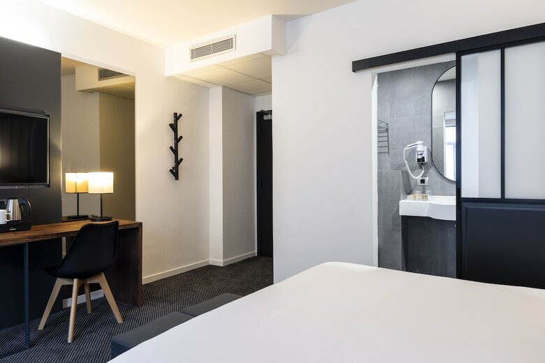 Aris Grand Place Hotel