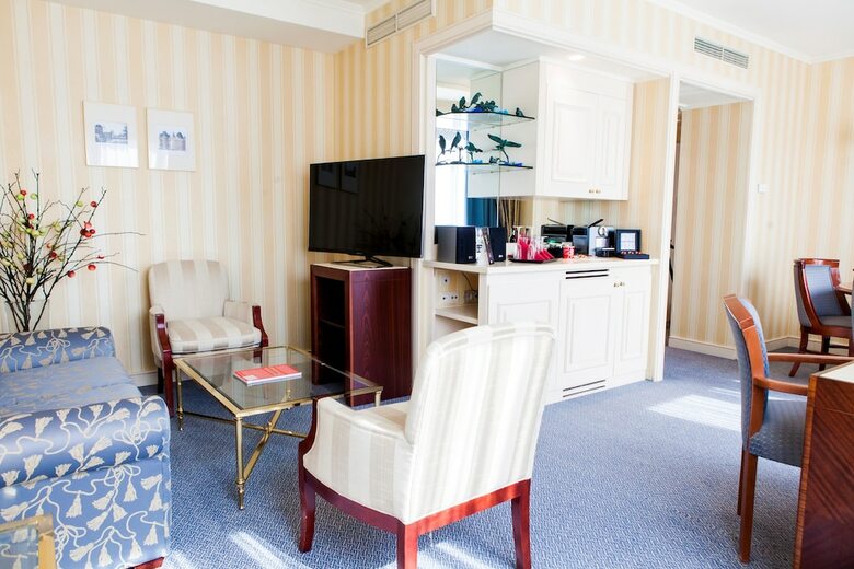 Le Chatelain Hotel