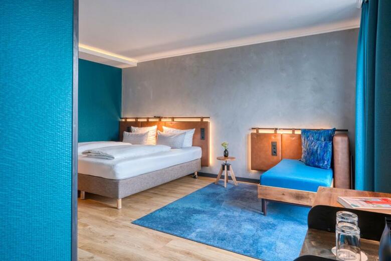 Uns�ld's Factory Hotel