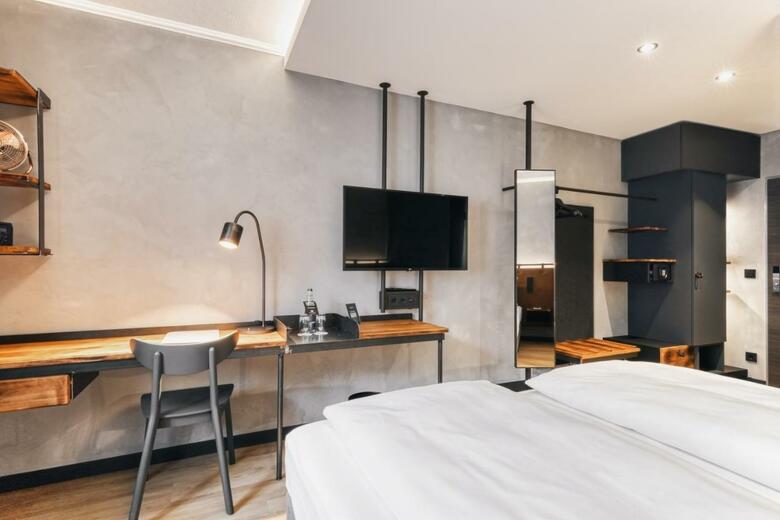 Uns�ld's Factory Hotel
