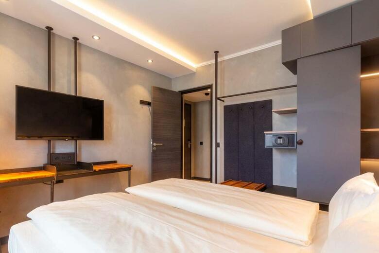 Uns�ld's Factory Hotel