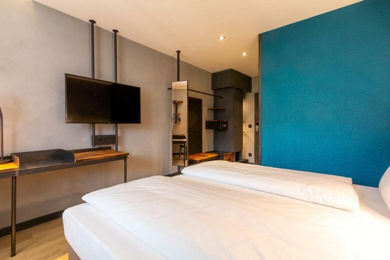 Uns�ld's Factory Hotel