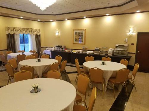 Holiday Inn Express Hotel & Suites Newton Sparta