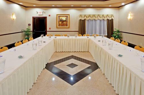 Holiday Inn Express Hotel & Suites Newton Sparta