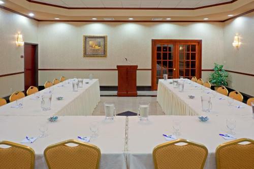 Holiday Inn Express Hotel & Suites Newton Sparta