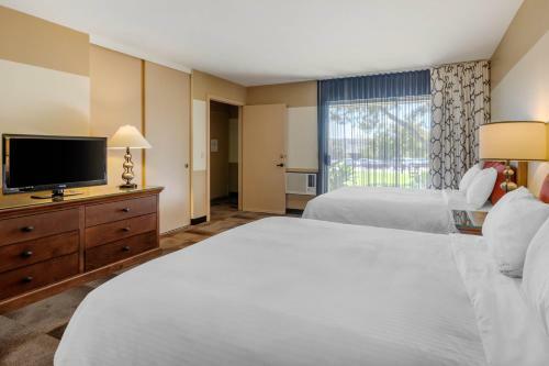 Hotel Carlton Oaks Country Club