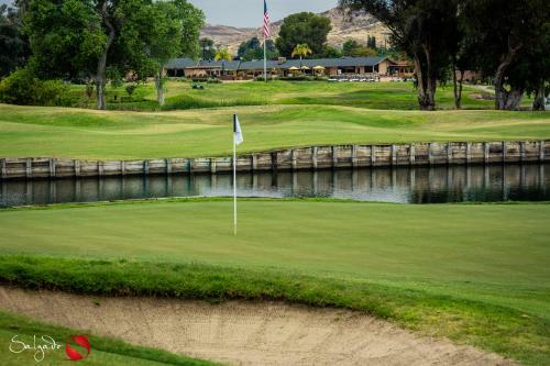 Hotel Carlton Oaks Country Club