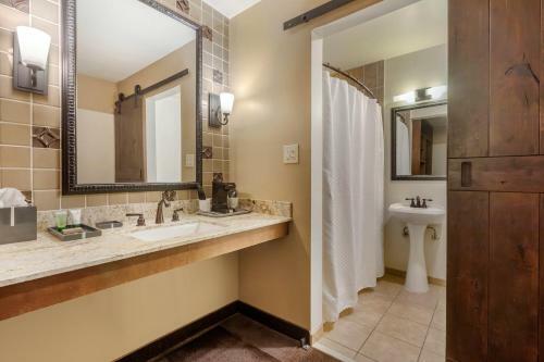 Hotel Carlton Oaks Country Club