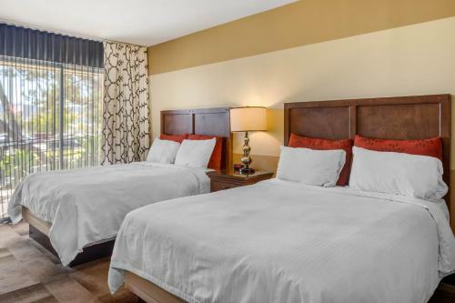 Hotel Carlton Oaks Country Club