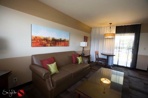 Hotel Carlton Oaks Country Club