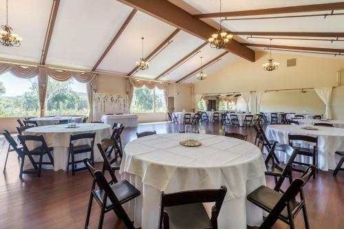 Hotel Carlton Oaks Country Club