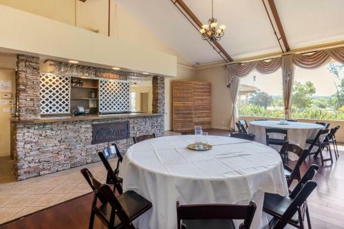 Hotel Carlton Oaks Country Club