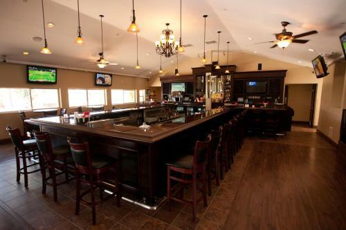 Hotel Carlton Oaks Country Club