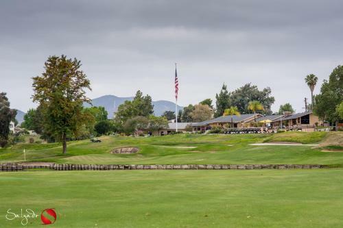 Hotel Carlton Oaks Country Club