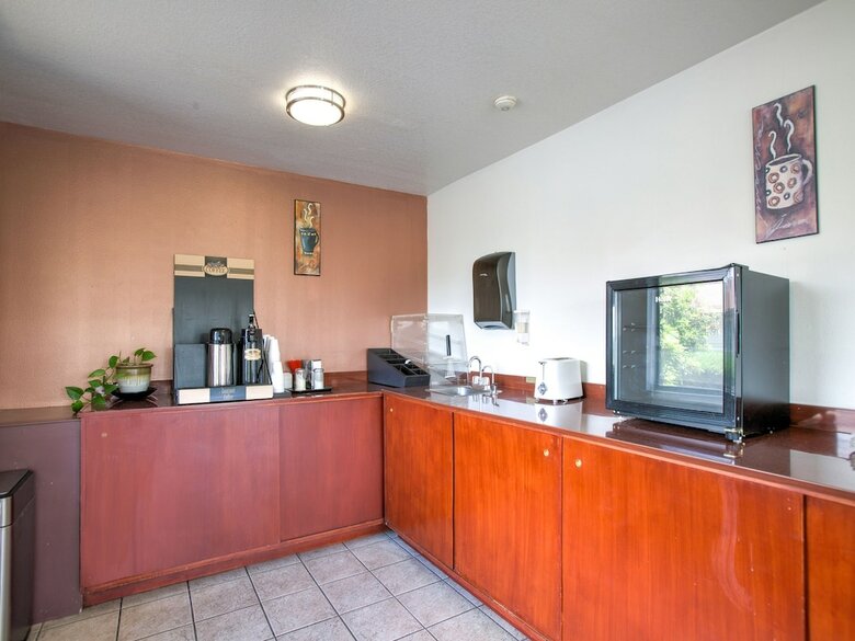Motel 6 - Woodland