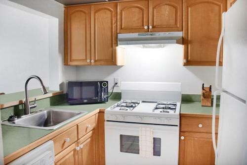 Hotel Suites At Coral Reef Resort