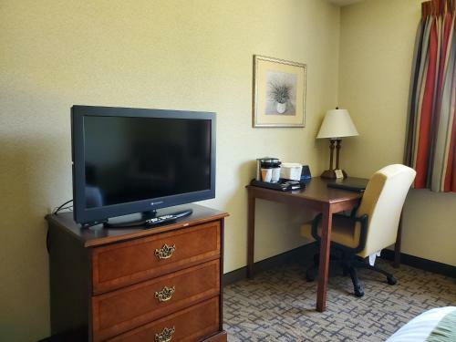 Hotel Boarders Inn & Suites - Shawano