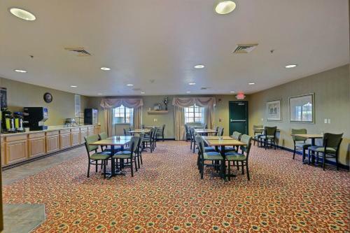 Hotel Boarders Inn & Suites - Shawano