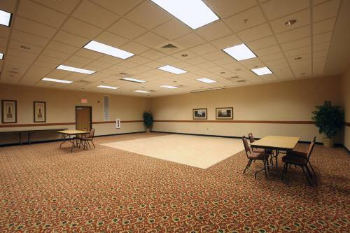 Hotel Boarders Inn & Suites - Shawano