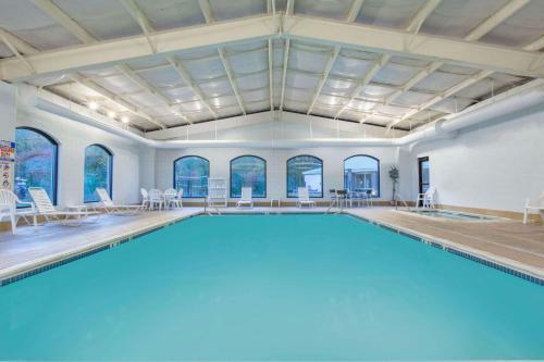 Hotel Baymont Inn & Suites