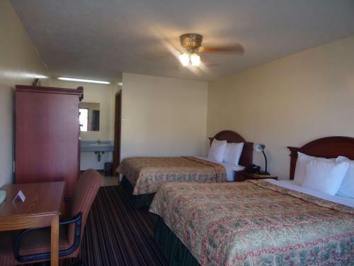Huggy Bear Motel - Warren