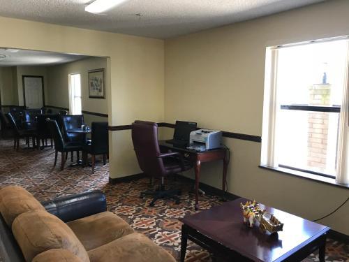 Motel Clairmont Inn & Suites - Warren
