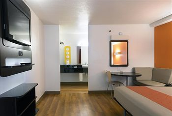 Motel 6 Cutler Bay