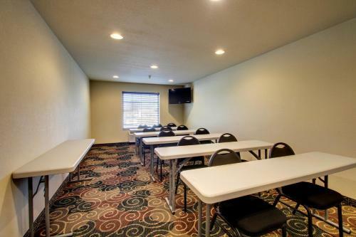 Cobblestone Hotel And Suites - Newton