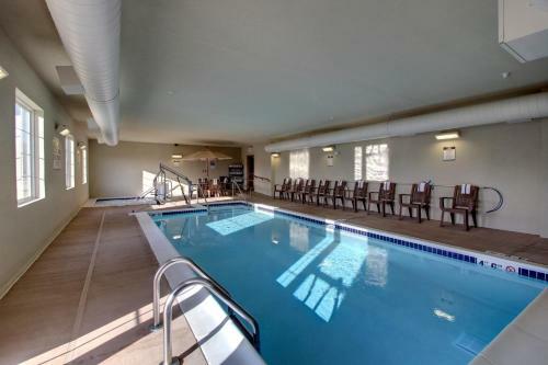 Cobblestone Hotel And Suites - Newton
