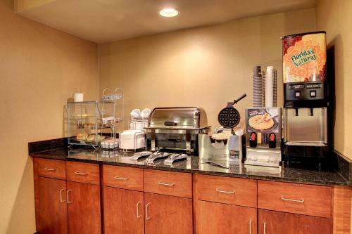 Cobblestone Hotel And Suites - Newton
