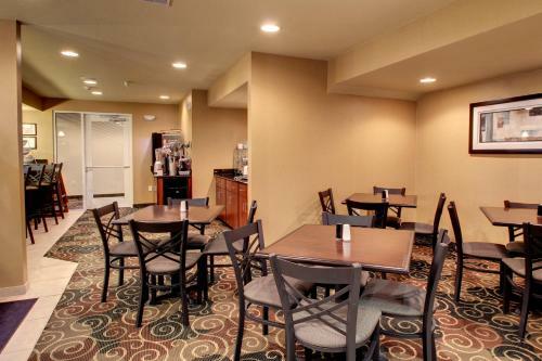 Cobblestone Hotel And Suites - Newton