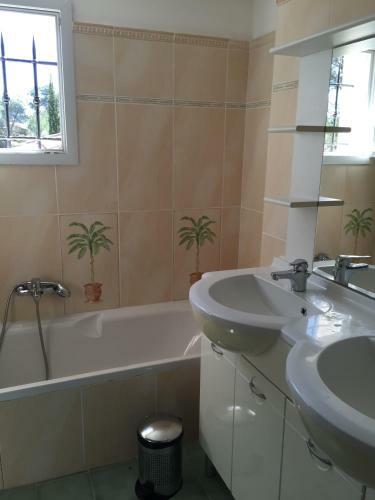 Belle Villa � Saint Rapha�l Dans Clos Priv�