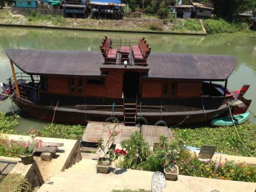 Hostal Ayothaya Riverside House