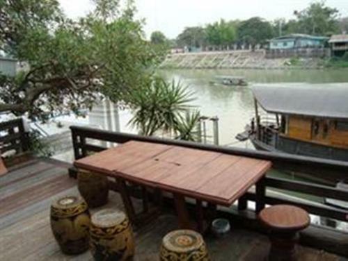 Hostal Ayothaya Riverside House