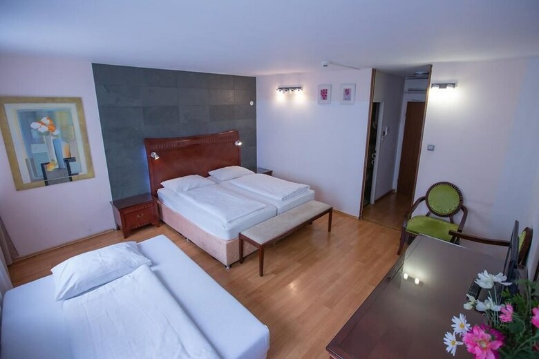 Hotel Attache