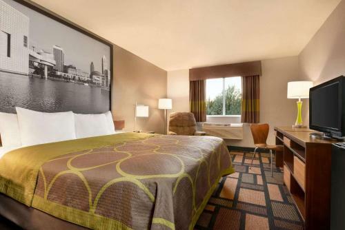 Motel Super 8 Akron-green