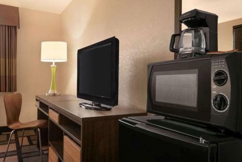 Motel Super 8 Akron-green