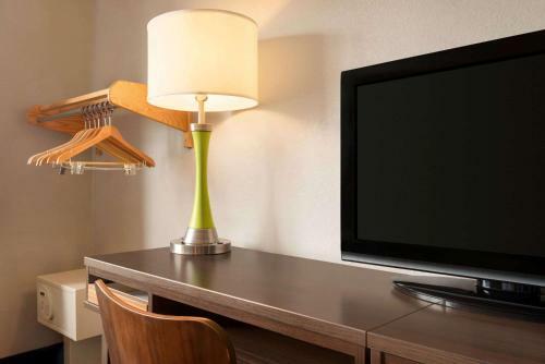 Motel Super 8 Akron-green