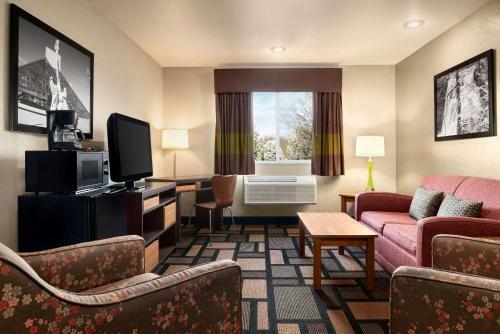 Motel Super 8 Akron-green