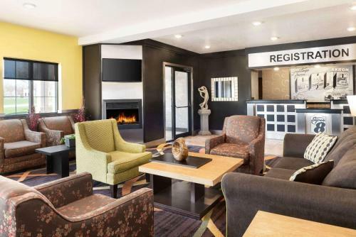 Motel Super 8 Akron-green