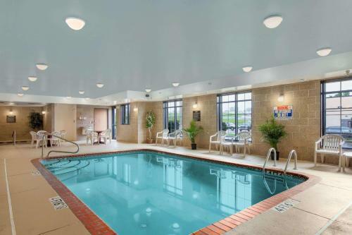 Motel Super 8 Akron-green