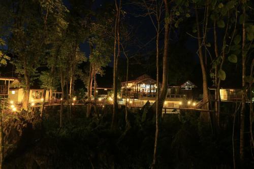 Hotel Rock And Tree House Resort
