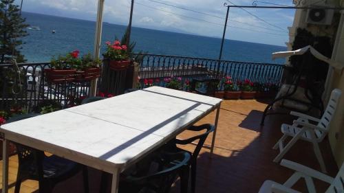 Hostal Holidays Baia D'amalfi