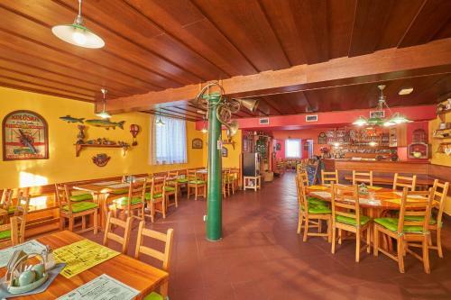 Hostal Pension & Restaurace Zelen� Ml�n