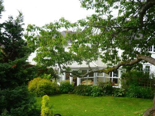 White Cottage Bed And Breakfast